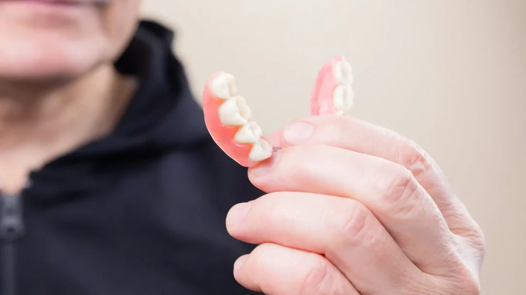 Próteses Fixas Removíveis Próteses Fixas Removíveis